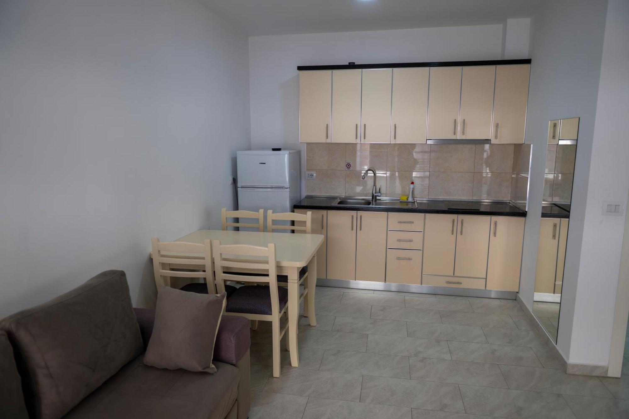 Roxhensi Apartment Shëngjin